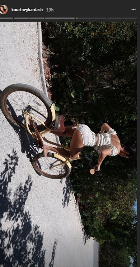 Kourtney Kardashian z ciałem 20-latki bawi się na wakacjach (Instagram)