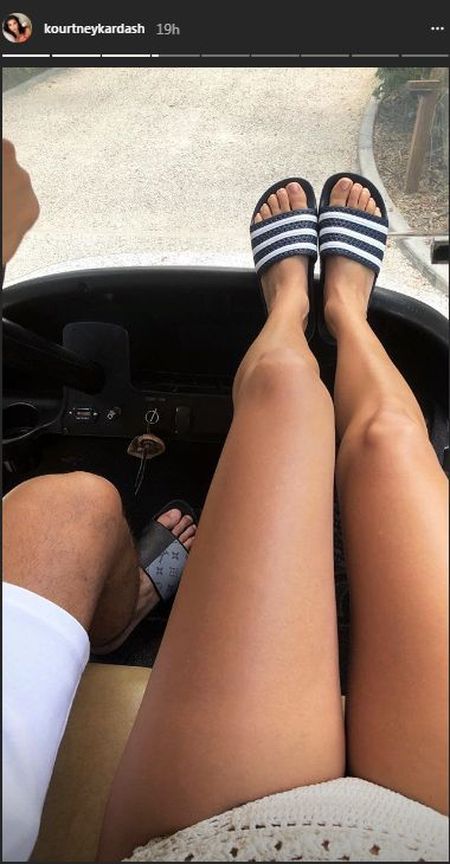 Kourtney Kardashian z ciałem 20-latki bawi się na wakacjach (Instagram)