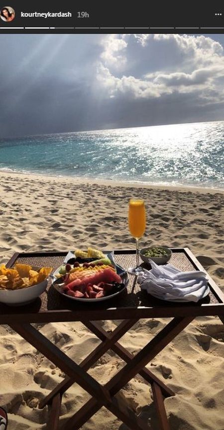 Kourtney Kardashian z ciałem 20-latki bawi się na wakacjach (Instagram)