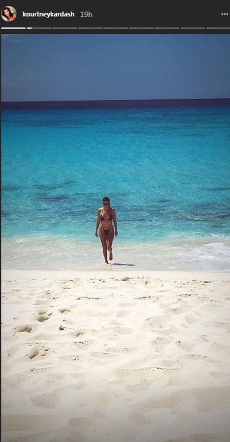 Kourtney Kardashian z ciałem 20-latki bawi się na wakacjach (Instagram)