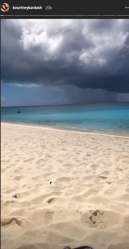Kourtney Kardashian z ciałem 20-latki bawi się na wakacjach (Instagram)