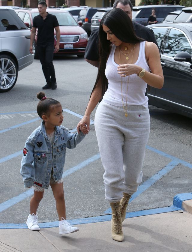 Nori wyszła na ulicę w GORSECIE, Kim Kardashian tłumaczy się po fali KRYTYKI Nori wyszła na ulicę w GORSECIE, Kim Kardashian tłumaczy się po fali KRYTYKI