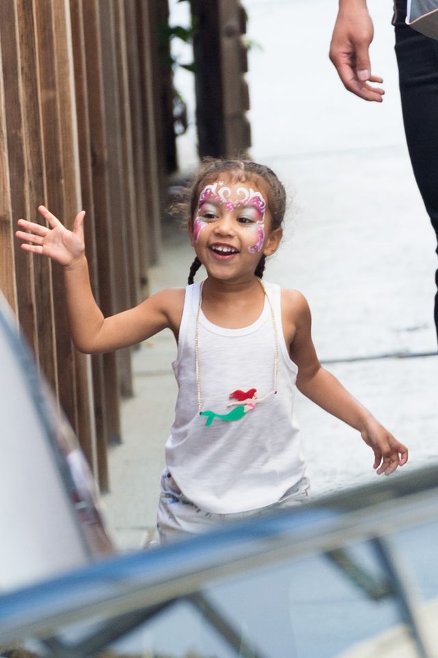 Nori wyszła na ulicę w GORSECIE, Kim Kardashian tłumaczy się po fali KRYTYKI Nori wyszła na ulicę w GORSECIE, Kim Kardashian tłumaczy się po fali KRYTYKI