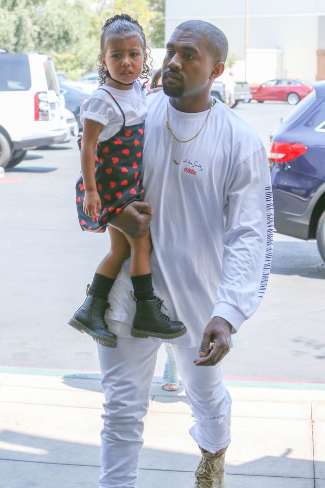 Nori wyszła na ulicę w GORSECIE, Kim Kardashian tłumaczy się po fali KRYTYKI Nori wyszła na ulicę w GORSECIE, Kim Kardashian tłumaczy się po fali KRYTYKI