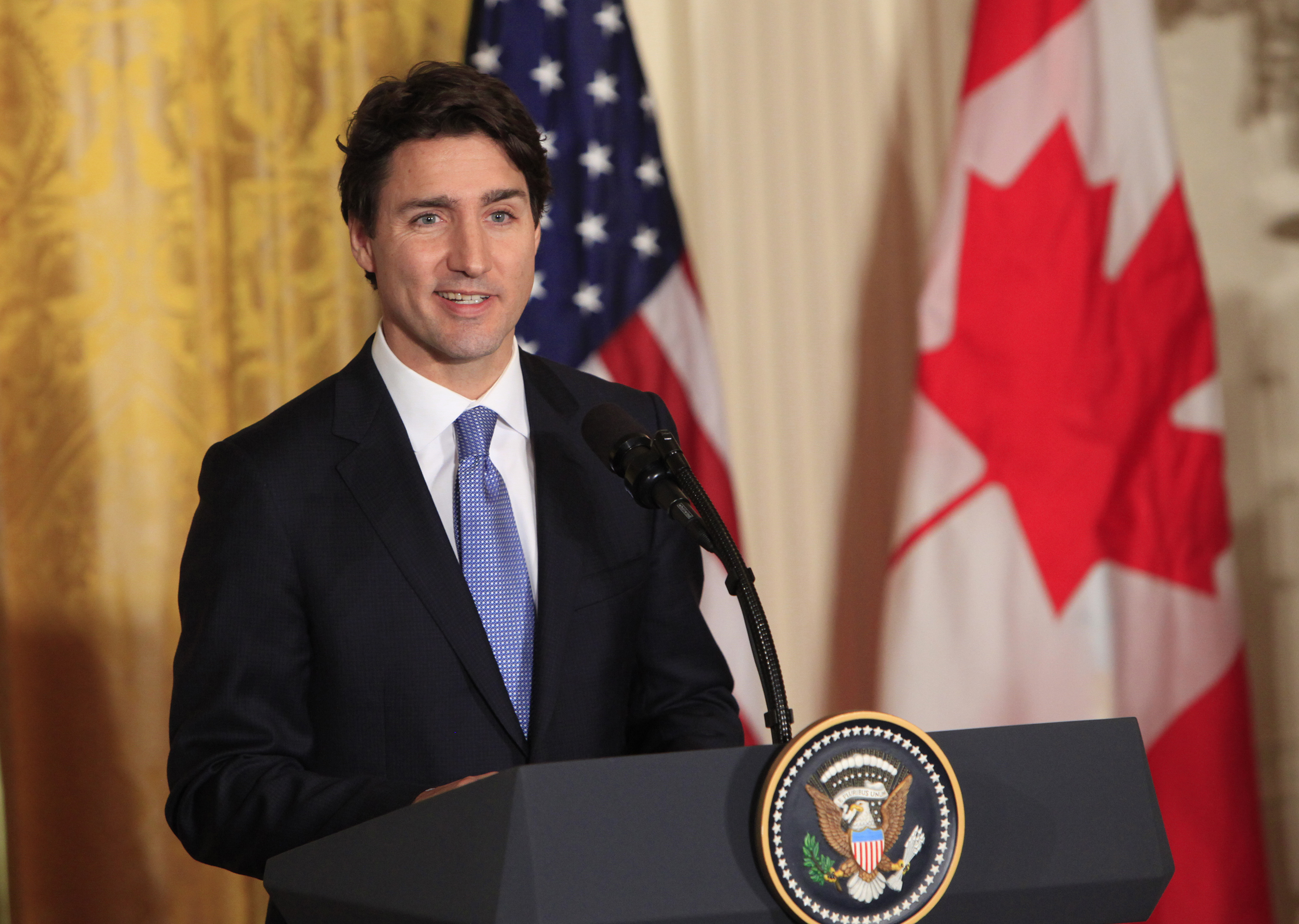 Seksowny premier Kanady złożył kobietom życzenia, te piszą, by je adoptował Seksowny premier Kanady złożył kobietom życzenia, te piszą, by je adoptował