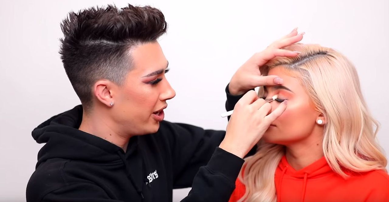 Makijaż na Halloween Kylie Jenner - James Charles namalował szkielet (VIDEO)