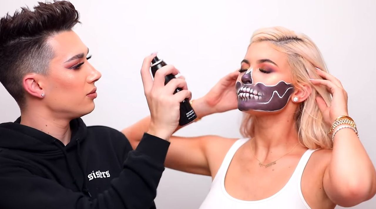 Makijaż na Halloween Kylie Jenner - James Charles namalował szkielet (VIDEO)