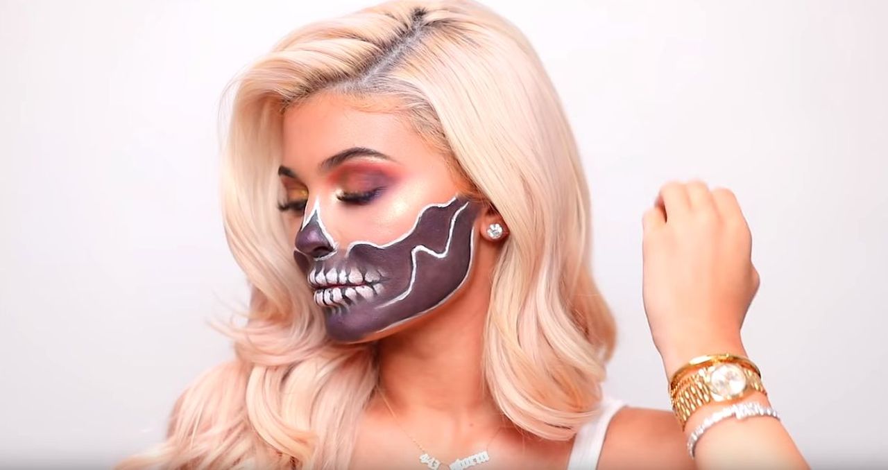 Makijaż na Halloween Kylie Jenner - James Charles namalował szkielet (VIDEO)