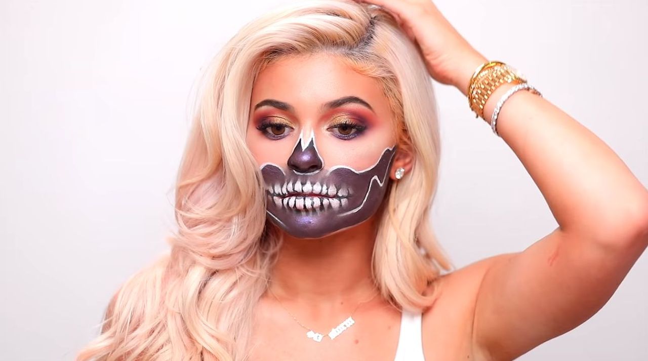 Makijaż na Halloween Kylie Jenner - James Charles namalował szkielet (VIDEO)
