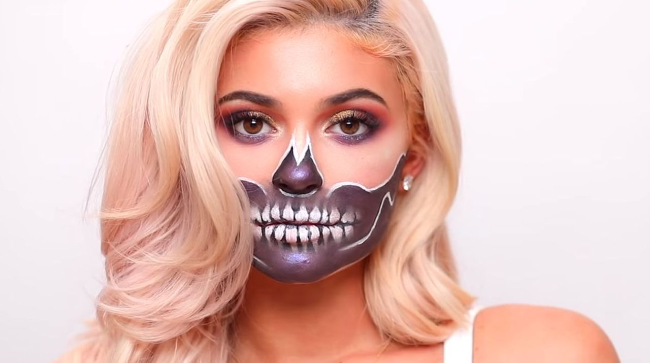 Makijaż na Halloween Kylie Jenner - James Charles namalował szkielet (VIDEO)