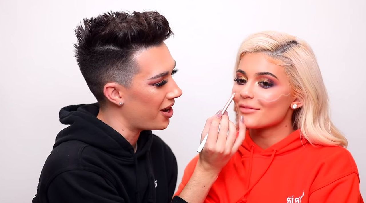 Makijaż na Halloween Kylie Jenner - James Charles namalował szkielet (VIDEO)