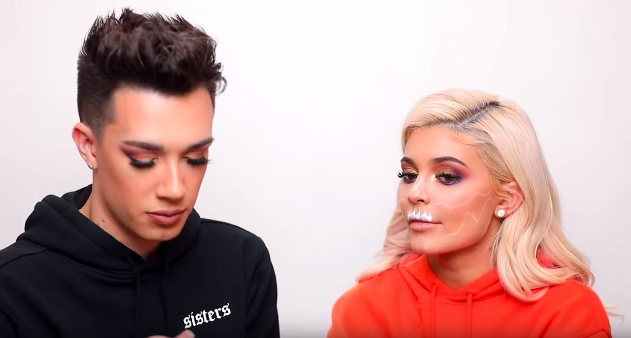Makijaż na Halloween Kylie Jenner - James Charles namalował szkielet (VIDEO)