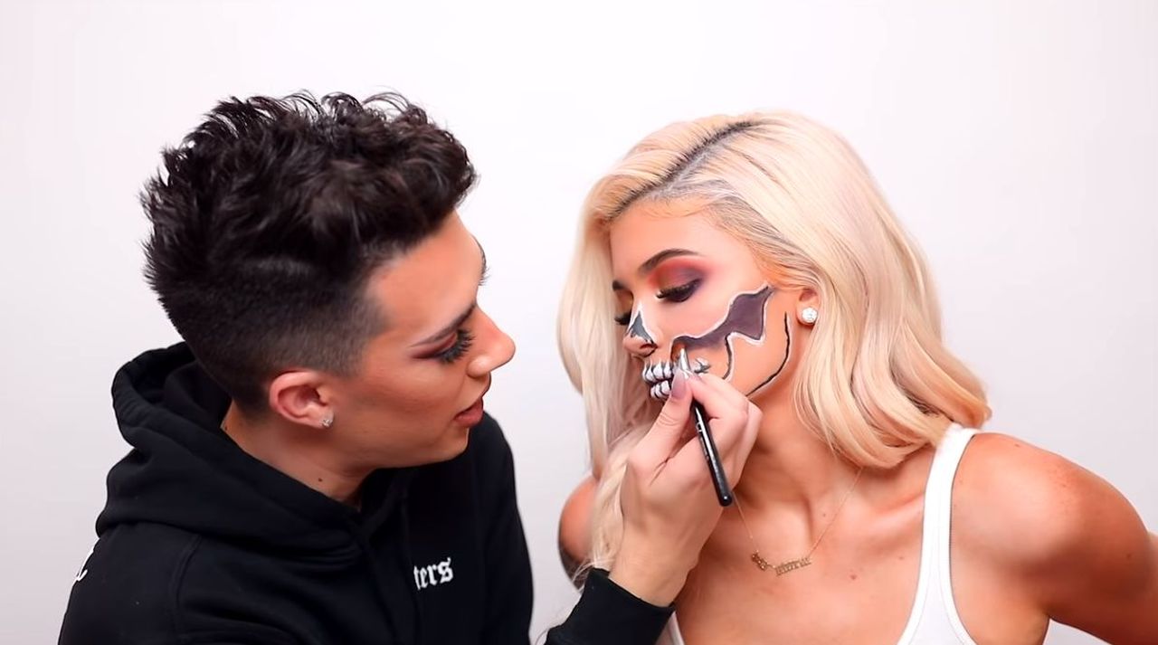 Makijaż na Halloween Kylie Jenner - James Charles namalował szkielet (VIDEO)