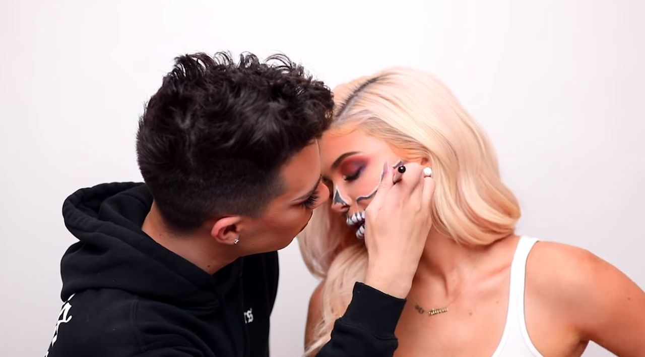 Makijaż na Halloween Kylie Jenner - James Charles namalował szkielet (VIDEO)