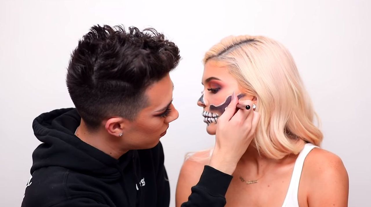 Makijaż na Halloween Kylie Jenner - James Charles namalował szkielet (VIDEO)