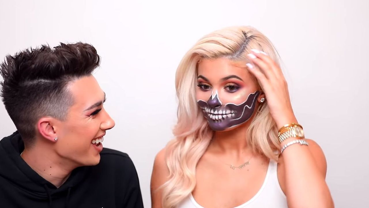 Makijaż na Halloween Kylie Jenner - James Charles namalował szkielet (VIDEO)