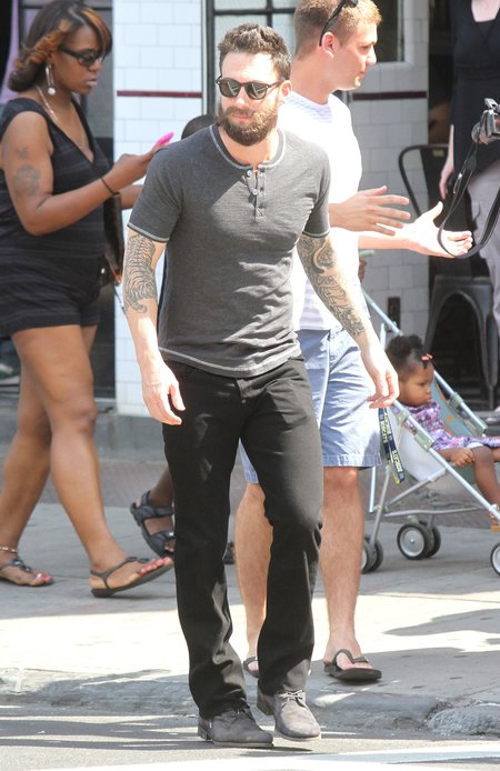 Adam Levine z wąsami czy bez? (FOTO)