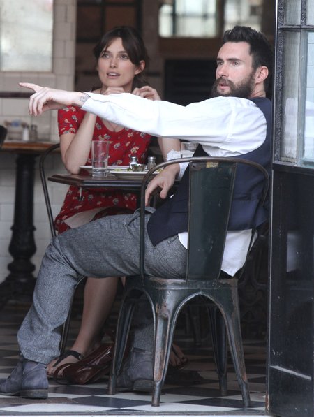 Adam Levine z wąsami czy bez? (FOTO)