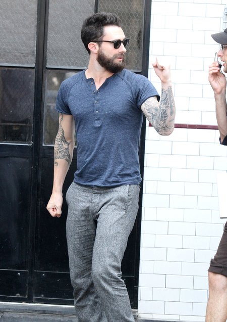 Adam Levine z wąsami czy bez? (FOTO)