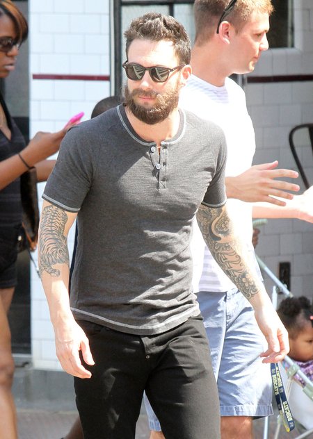 Adam Levine z wąsami czy bez? (FOTO)