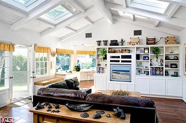 Levine stracił kontakt z rzeczywistością? Agenci nieruchomości nie wierzą