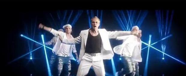 Adamczyk tańczy do disco polo! VIDEO