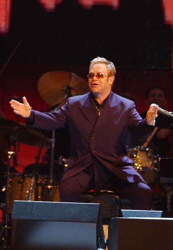 Ed Sheeran: Elton John ciągle prosi, abym usiadł mu na twarzy