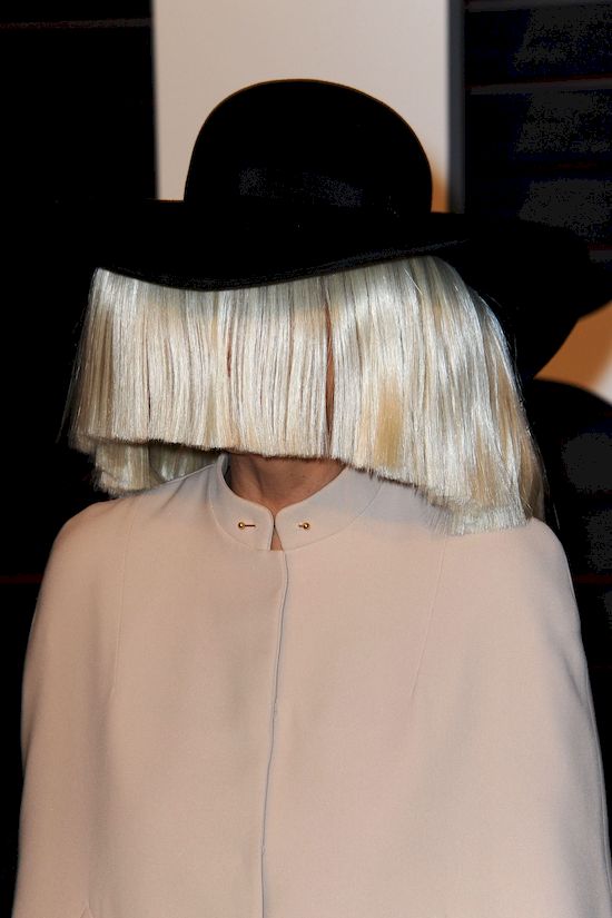 Sia pokazała się BEZ peruki! Poznalibyście?! (FOTO) Sia pokazała się BEZ peruki! Poznalibyście?! (FOTO)