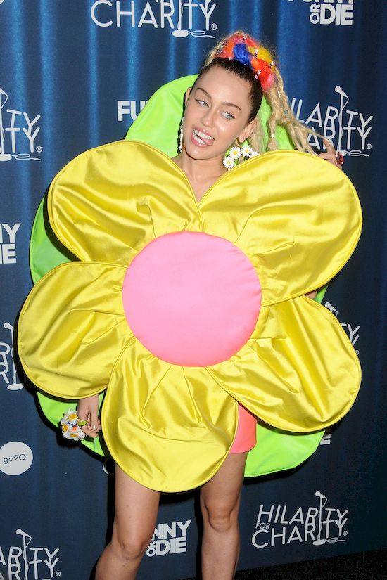 Miley Cyrus OBMACANA na koncercie! Sama tego chciała?! (VIDEO)