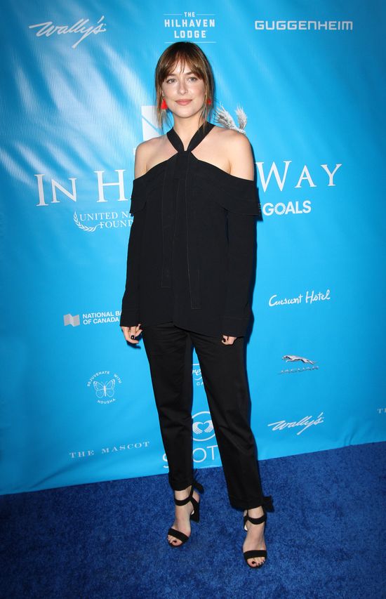 Gwiazda 50 Twarzy Greya, Dakota Johnson, chwali się swoimi pośladkami! (FOTO)