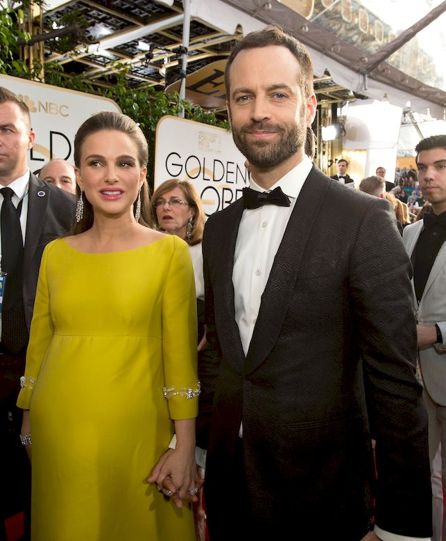 Półnaga Natalie Portman chwali się ciążą... w teledysku! (VIDEO)