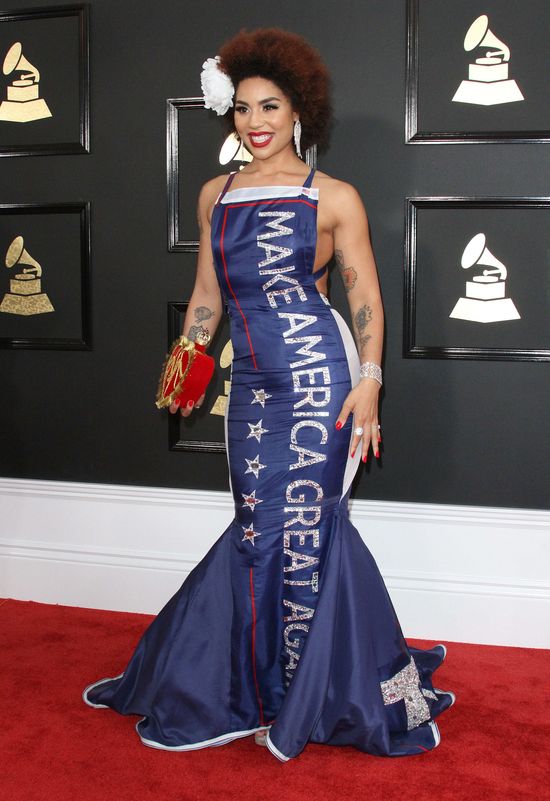 Ta suknia na Grammy wywołała ogromną falę hejtu! Lewica jej NIENAWIDZI (ZDJĘCIA) Ta suknia na Grammy wywołała ogromną falę hejtu! Lewica jej NIENAWIDZI (ZDJĘCIA)