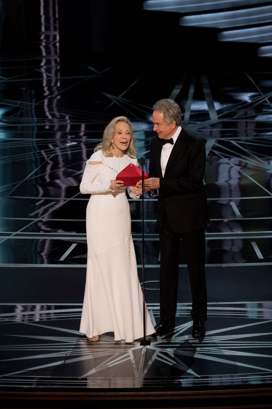 Oscary 2017: Emma Stone reaguje na wpadkę Warrena Beatty'ego! Oscary 2017: Emma Stone reaguje na wpadkę Warrena Beatty'ego!