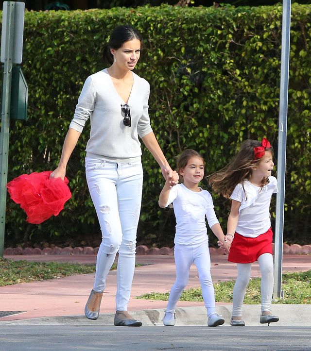 Adriana Lima wypoczywa z rodziną (FOTO)