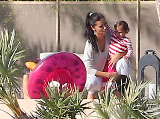 Adriana Lima wypoczywa z rodziną (FOTO)