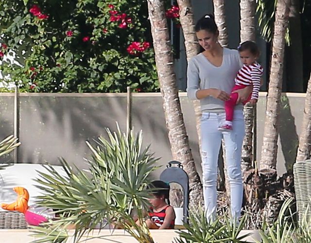 Adriana Lima wypoczywa z rodziną (FOTO)