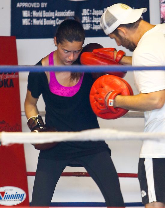Adriana Lima boksuje (FOTO) Adriana Lima boksuje (FOTO)