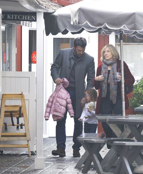 Ben Affleck sam zajmuje się córkami (FOTO)