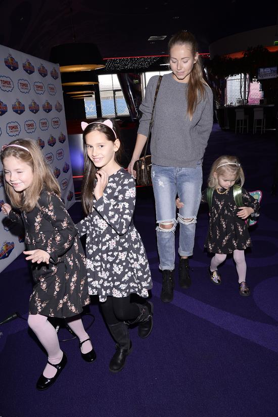 Agata Rubik z córkami na premierze (FOTO)