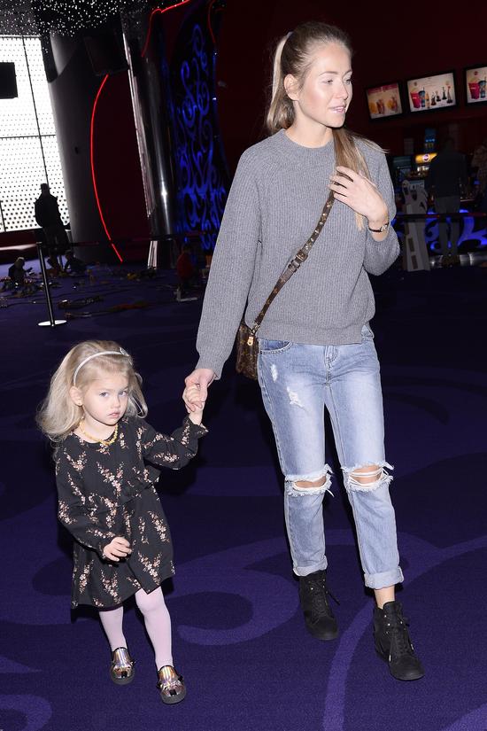 Agata Rubik z córkami na premierze (FOTO)