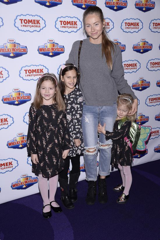 Agata Rubik z córkami na premierze (FOTO)