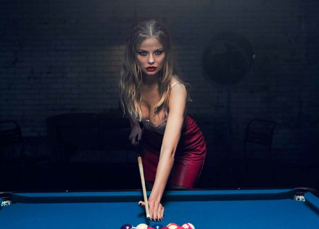 Seksowna Magdalena Frąckowiak rozbiera się podczas gry w bilarda