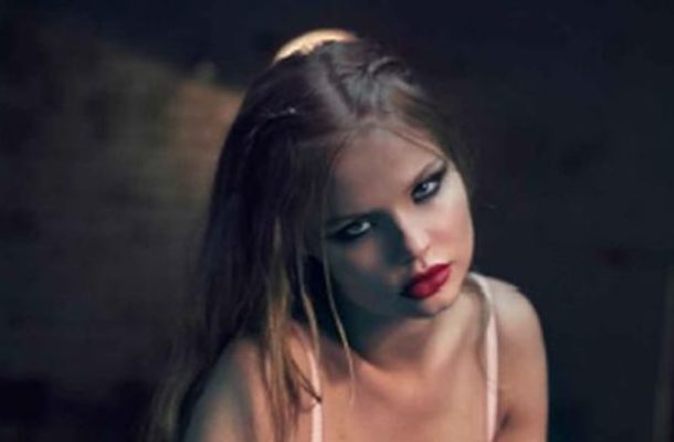 Seksowna Magdalena Frąckowiak rozbiera się podczas gry w bilarda