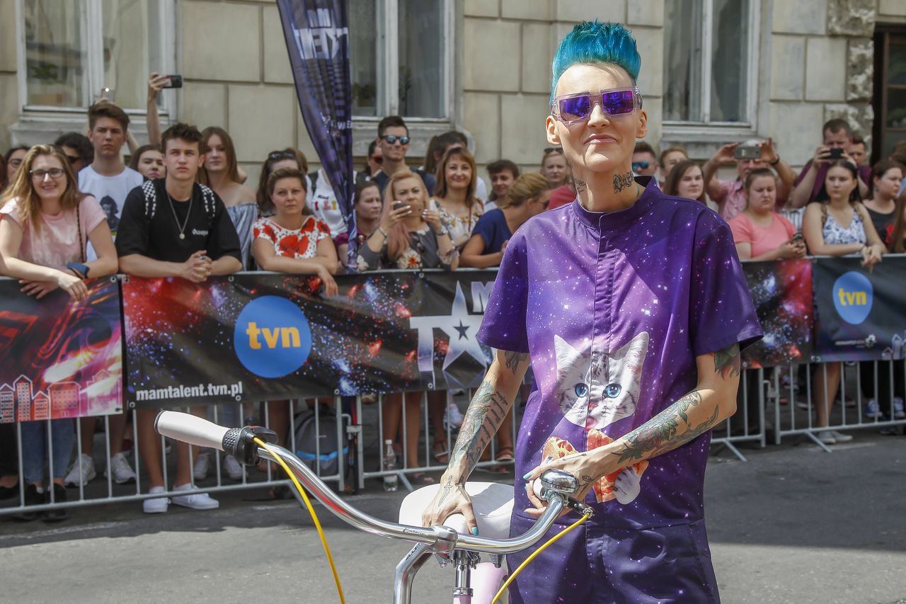 Wychudzona Agnieszka Chylińska na różowym rowerze (ZDJĘCIA)