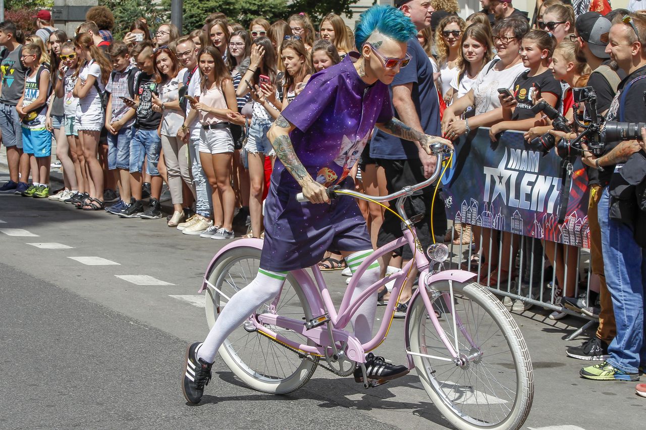Wychudzona Agnieszka Chylińska na różowym rowerze (ZDJĘCIA)