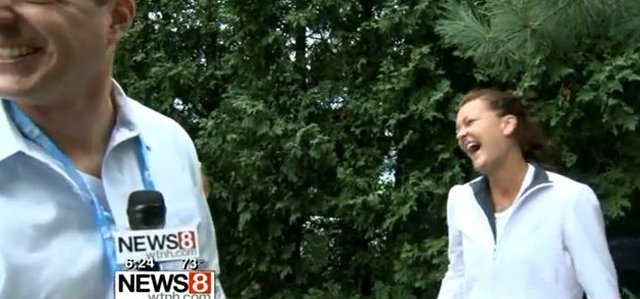 Agnieszka Radwańska walczy z... osą [VIDEO]