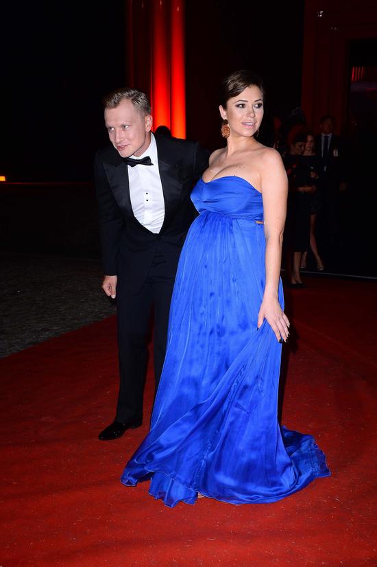 Dziennikarka pokazała ciążowy brzuszek na balu Fundacji TVN (FOTO)