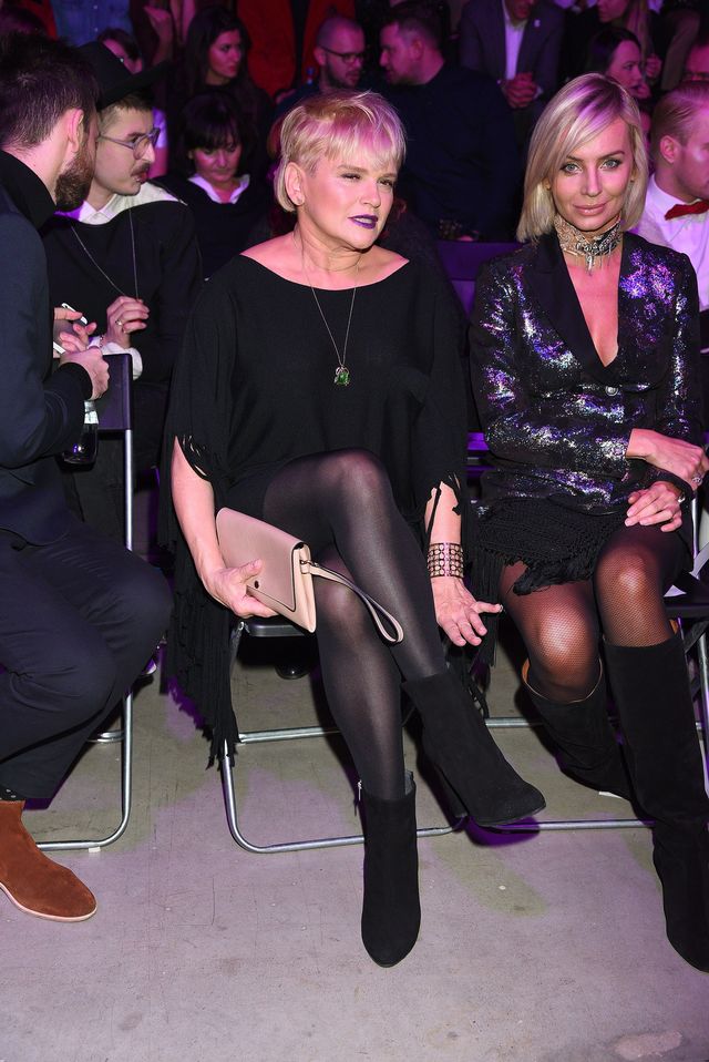 Agnieszka Woźniak-Starak w bobie - ale to nogi przyciągały uwagę (FOTO)