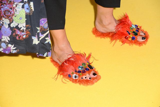 Agnieszka Woźniak-Starak w pierzastych klapkach - nie były tanie (ZDJĘCIA)