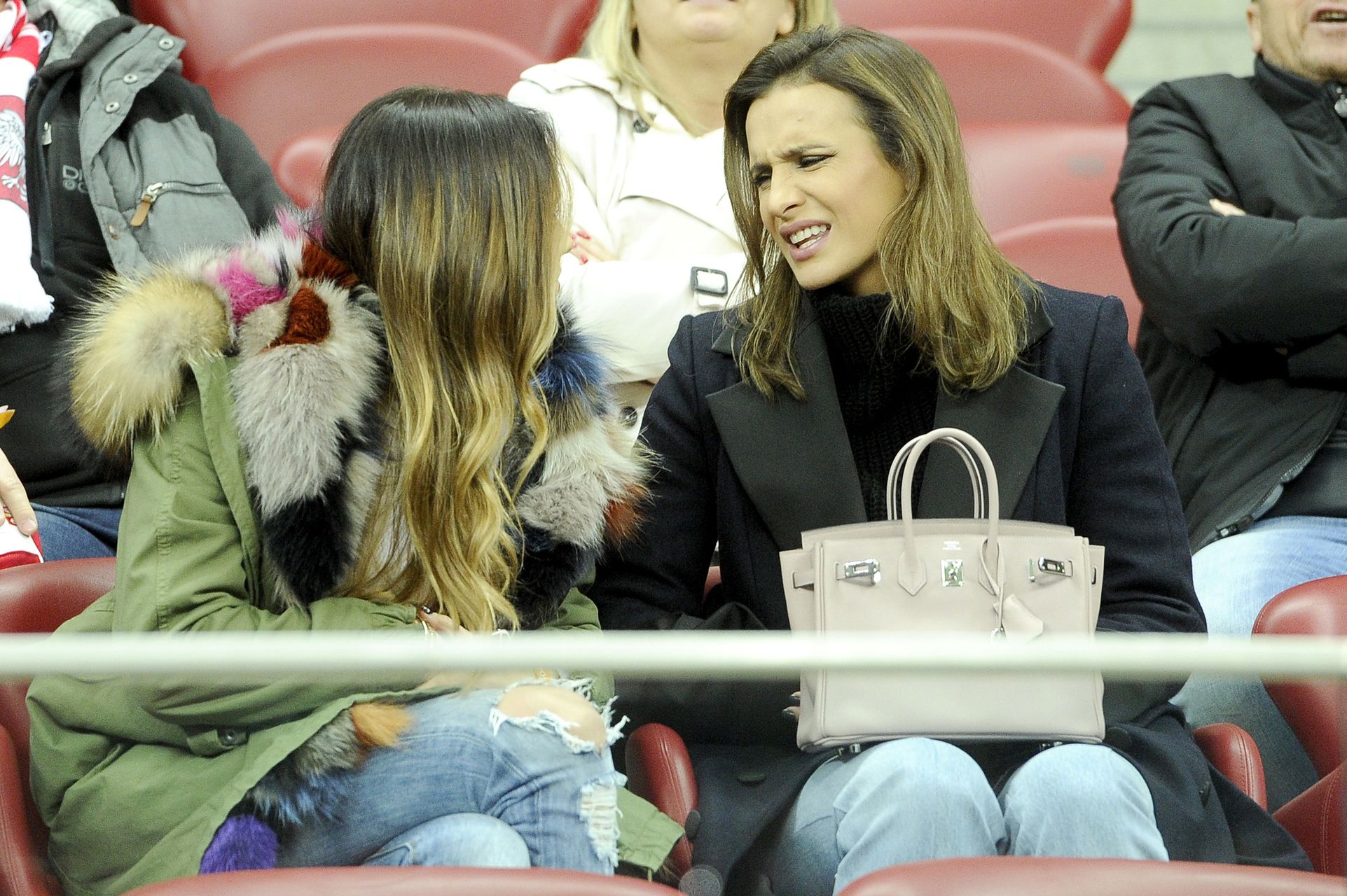 Marina pozuje na tle samolotu: Wiadomo jak moje samoloty... Marina pozuje na tle samolotu: Wiadomo jak moje samoloty...